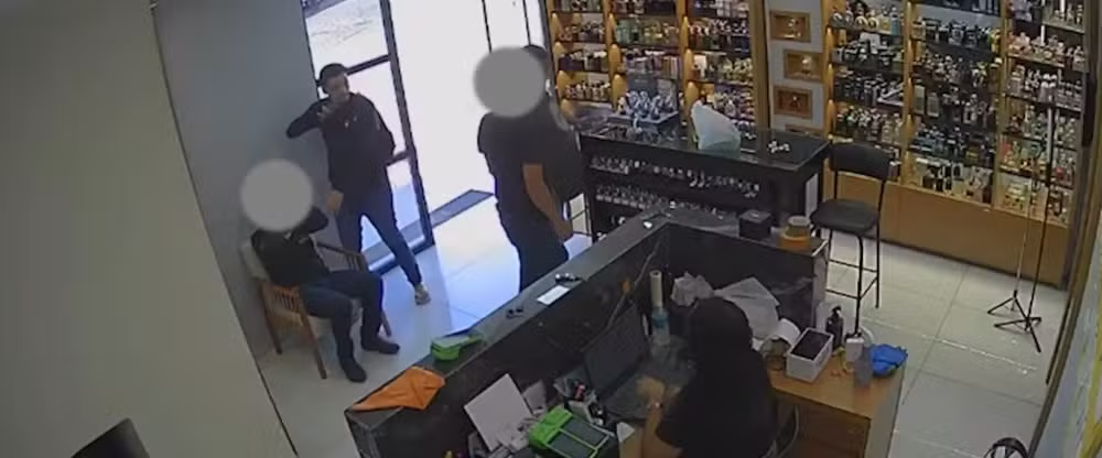 Suspeitos são flagrados assaltando loja de importados no Sertão da PB e causam prejuízo de cerca de R$ 70 mil — Foto: Reprodução / TV Cabo Branco