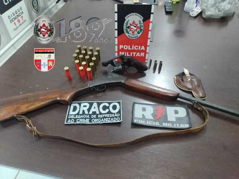 Polícia Militar e Civil cumprem mandados de busca e apreensão e apreendem armas de fogo, em Livramento